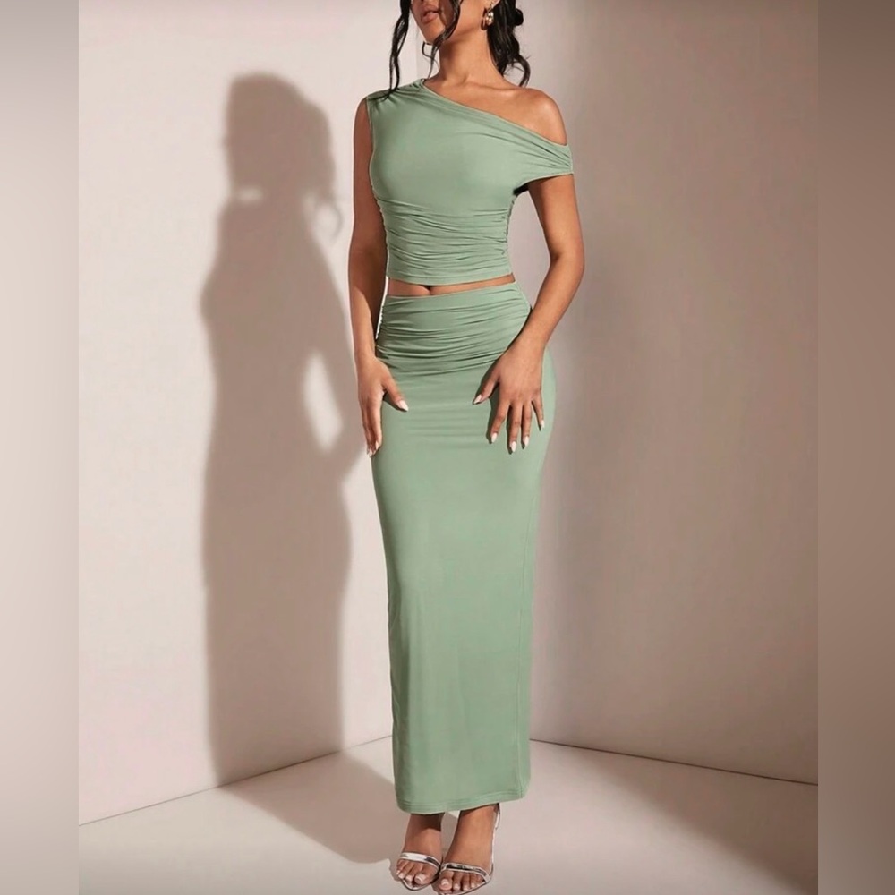 Elegant One-Shoulder Green Maxi Dress